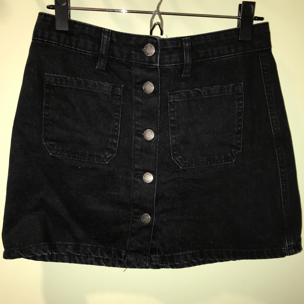 Short black jean skirt